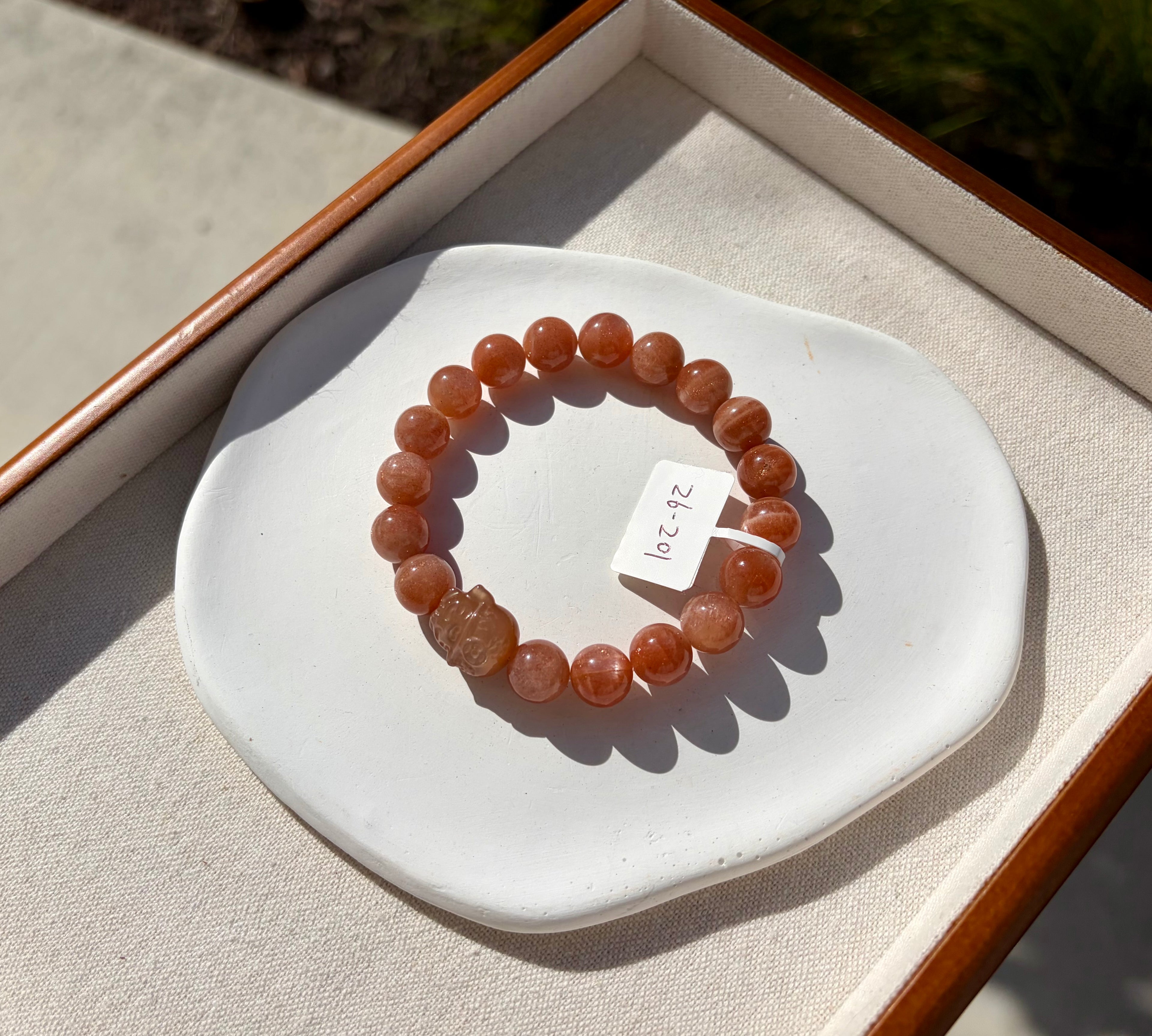 Nature Sunstone round beads bracelet featuring a carving cat, 10mm beads (26-201)