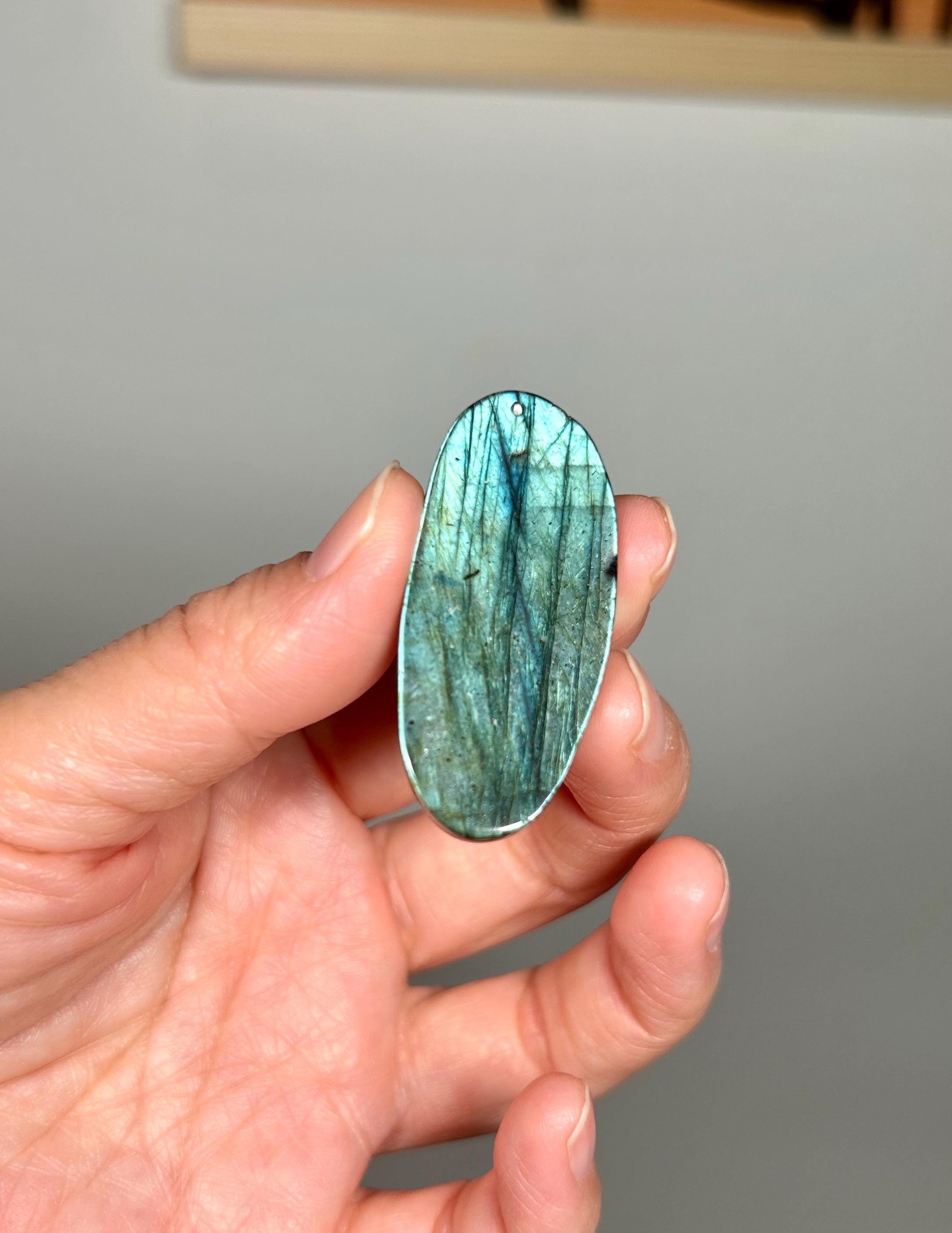 High quality labradorite Pendant, Fire Flashy Labradorite Hand Carved Gemstone Pendant  (26-125)