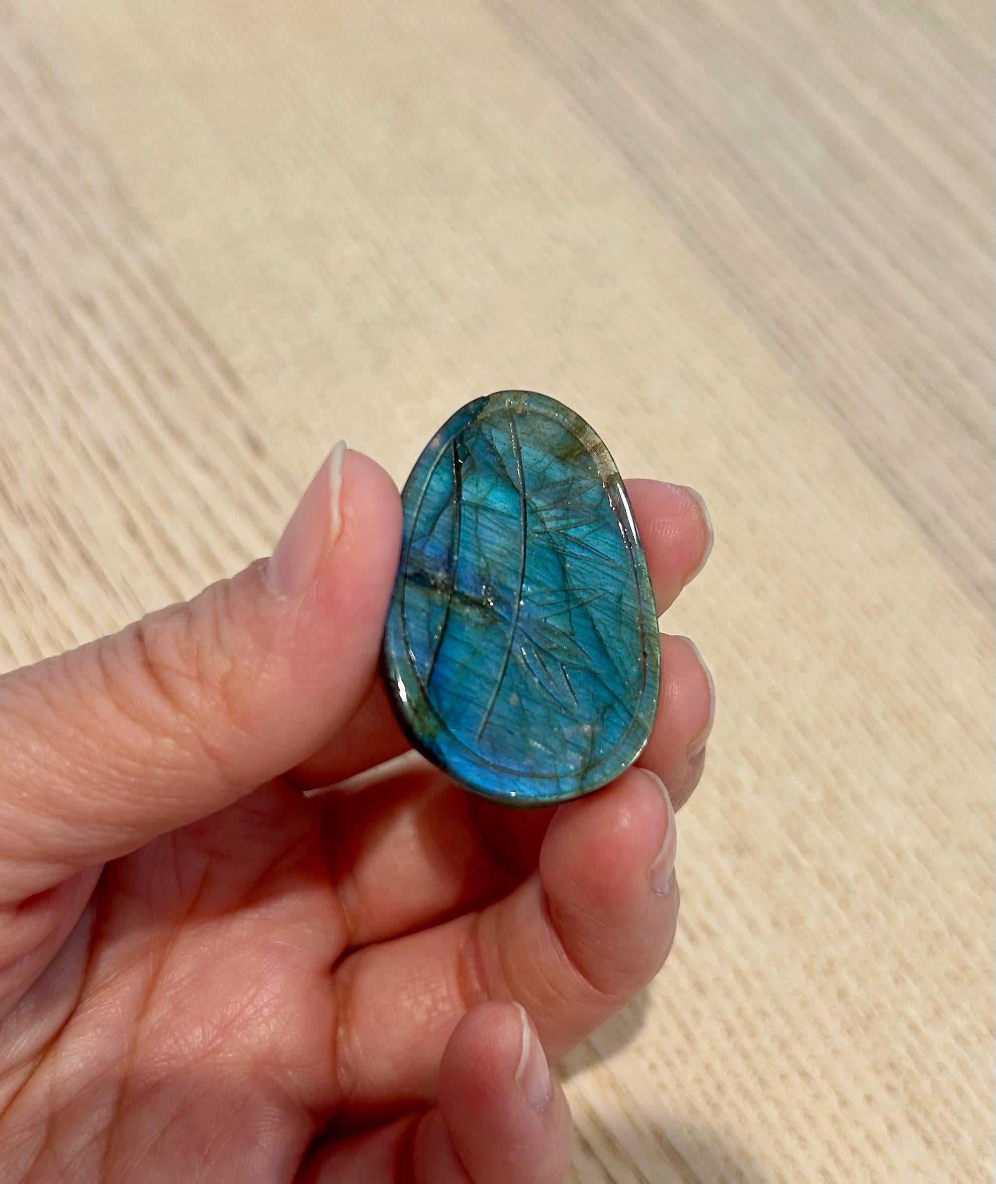 High quality labradorite Pendant, Fire Flashy Labradorite Hand Carved Gemstone Pendant  (26-121)