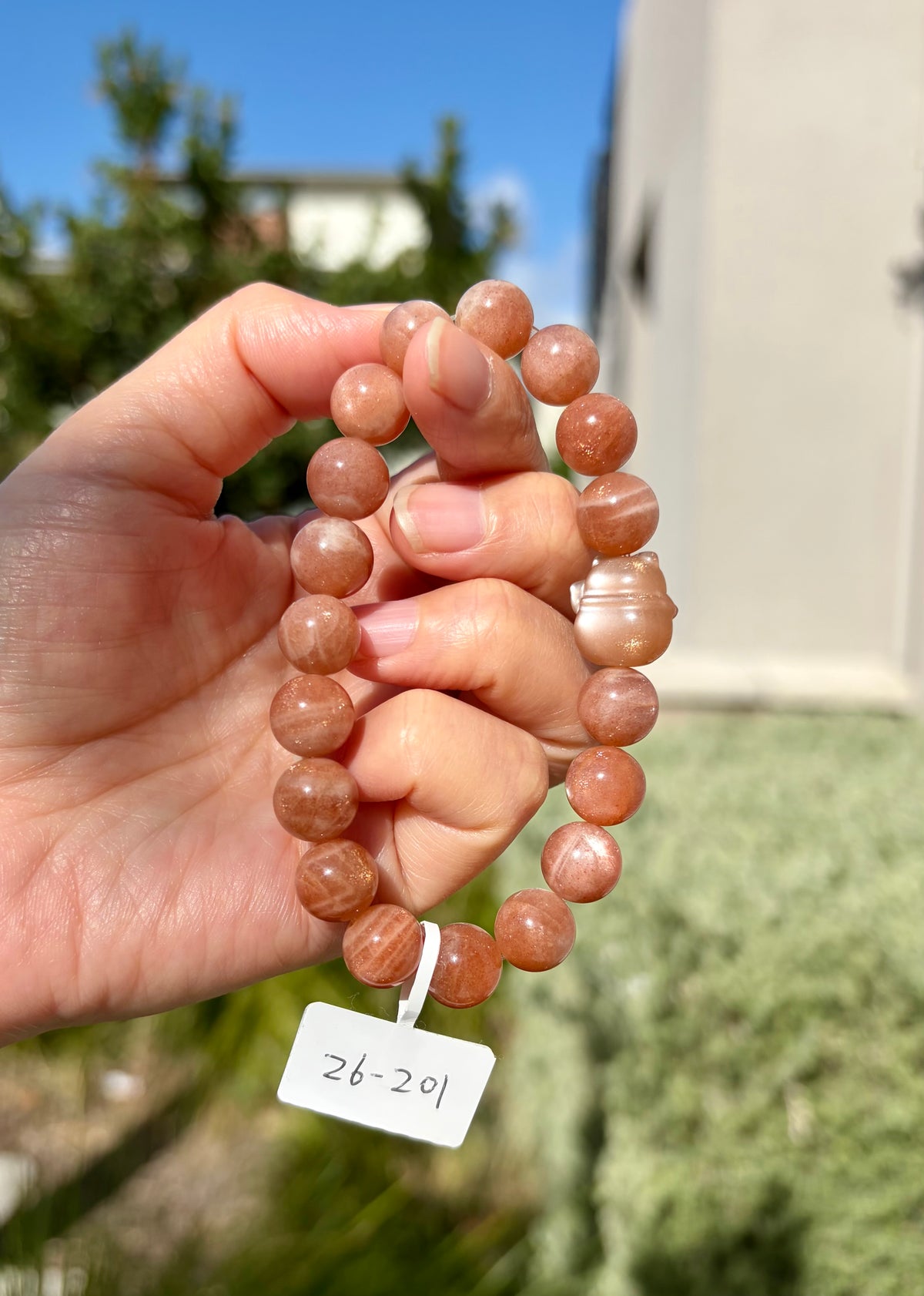 Nature Sunstone round beads bracelet featuring a carving cat, 10mm beads (26-201)