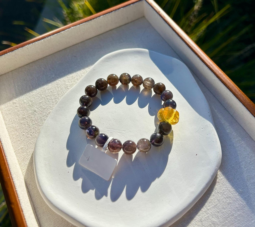 Sunstone iolite with Blood-Like Inclusions 10mm beads bracelet, featuring a tree wax carved squash, Fits up to 16.2cm wrist (26-149)