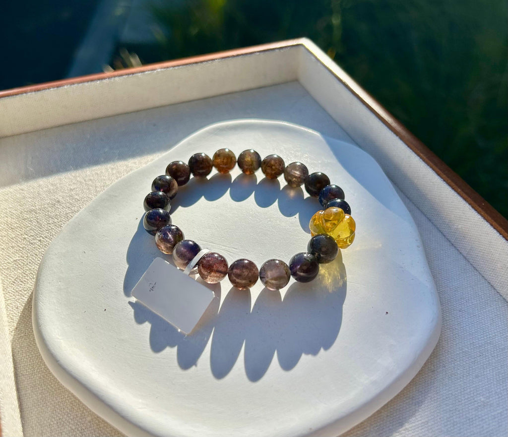 Sunstone iolite with Blood-Like Inclusions 10mm beads bracelet, featuring a tree wax carved squash, Fits up to 16.2cm wrist (26-149)