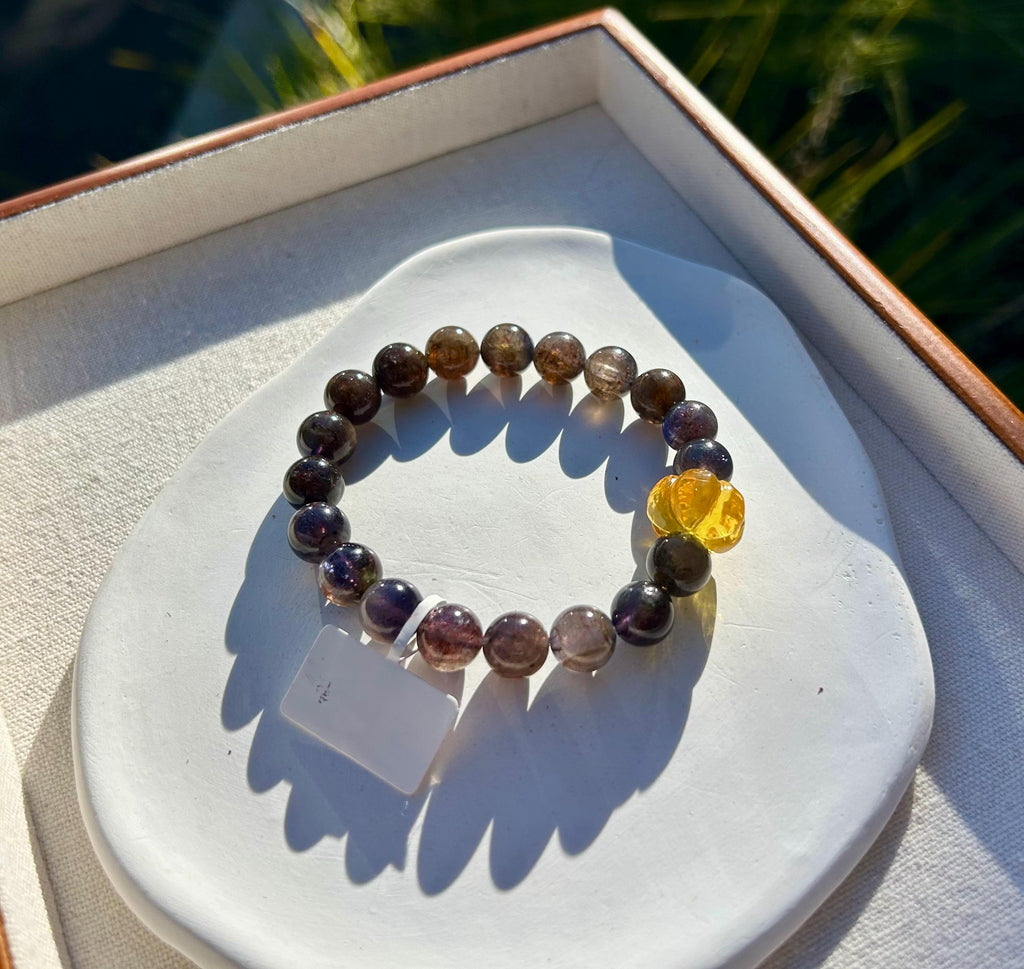 Sunstone iolite with Blood-Like Inclusions 10mm beads bracelet, featuring a tree wax carved squash, Fits up to 16.2cm wrist (26-149)